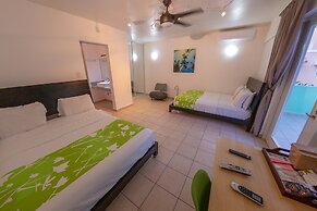 Casa Verde Hotel - Steps to the Beach | Pool, Restaurant & Bar