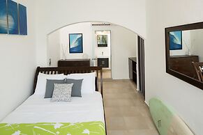 Casa Verde Hotel - Steps to the Beach | Pool, Restaurant & Bar