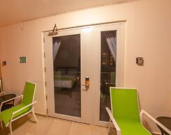 Casa Verde Hotel - Steps to the Beach | Pool, Restaurant & Bar