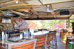 Casa Verde Hotel - Steps to the Beach | Pool, Restaurant & Bar