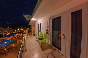 Casa Verde Hotel - Steps to the Beach | Pool, Restaurant & Bar