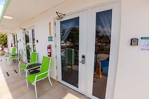 Casa Verde Hotel - Steps to the Beach | Pool, Restaurant & Bar