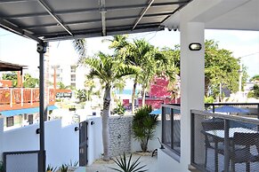 Casa Verde Hotel - Steps to the Beach | Pool, Restaurant & Bar