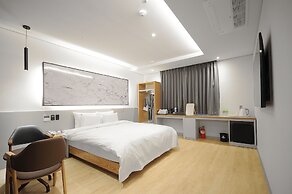 Hound Hotel Gijang