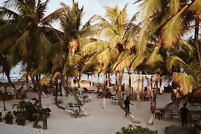 Noah Beach Hotel & Suites