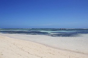 Noah Beach Hotel & Suites