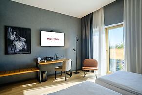 mk | hotel tirana