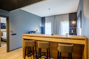 mk | hotel tirana