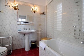 Charming Studio Apartment in Front of the Arno River