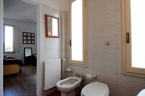 Charming Studio Apartment in Front of the Arno River