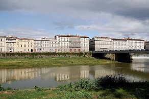 Charming Studio Apartment in Front of the Arno River