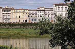 Charming Studio Apartment in Front of the Arno River