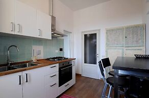 Charming Studio Apartment in Front of the Arno River