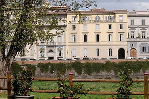 Charming Studio Apartment in Front of the Arno River