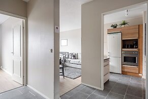 1BR Apt and Balcony next to Railway Station