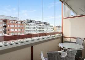 1BR Apt and Balcony next to Railway Station