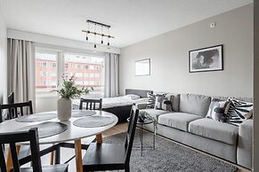 1BR Apt and Balcony next to Railway Station