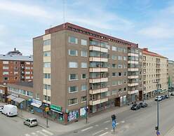1BR Apt and Balcony next to Railway Station