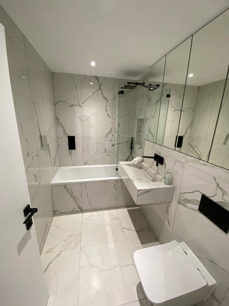 Modern 2 Bedroom 2 Bathroom flat