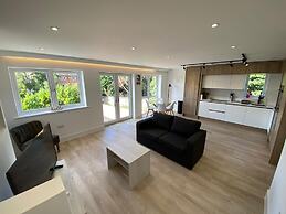 Modern 2 Bed 2 Bath Flat