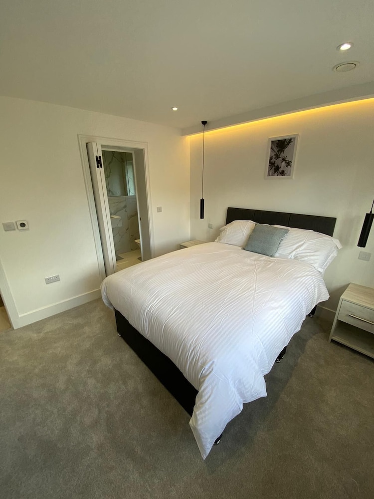 Modern 2 Bed 2 Bath Flat