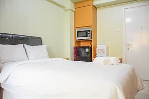 Stylish and Comfortable Studio Green Pramuka Apartment