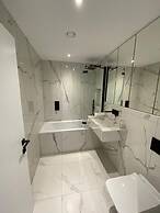 Lovely 2 Bedroom Flat with Parking