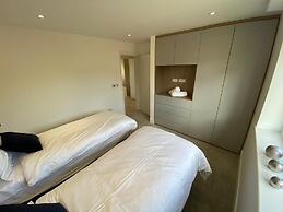 Lovely 2 Bedroom Flat with Parking