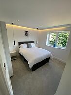 Amazing 2 Bed Flat with Parking