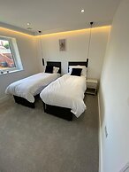 Amazing 2 Bed Flat with Parking