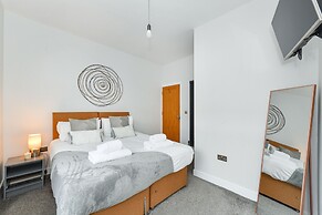 Long Eaton Modern 4bed House