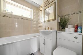 House - Sleeps 8 & On-site Parking