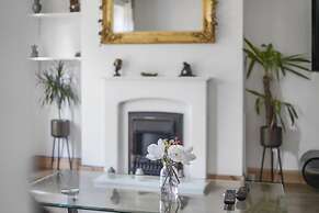 House - Sleeps 8 & On-site Parking