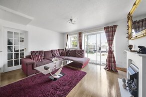 House - Sleeps 8 & On-site Parking