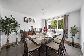 House - Sleeps 8 & On-site Parking