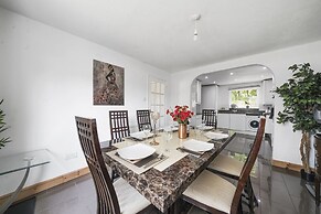 House - Sleeps 8 & On-site Parking