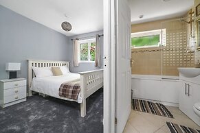 House - Sleeps 8 & On-site Parking
