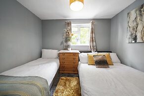 House - Sleeps 8 & On-site Parking