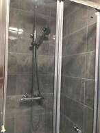 House - Sleeps 8 & On-site Parking