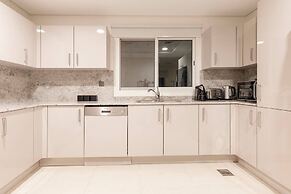 Bright & Spacious 3BR With Study in Downtown - Sleeps 7!