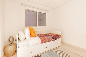 Bright & Spacious 3BR With Study in Downtown - Sleeps 7!