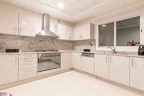 Bright & Spacious 3BR With Study in Downtown - Sleeps 7!