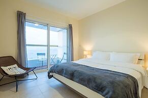 Light & Contemporary 1BR in Marina - Sea Views!