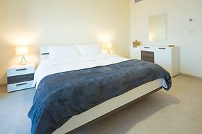 Light & Contemporary 1BR in Marina - Sea Views!