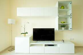 Light & Contemporary 1BR in Marina - Sea Views!