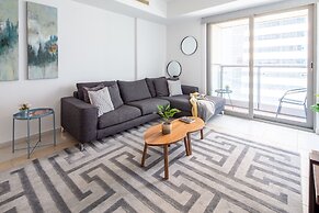 Elegant and Spacious 2BR w/ Sea Views in Marina!