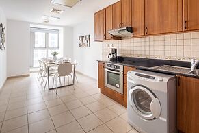 Elegant and Spacious 2BR w/ Sea Views in Marina!