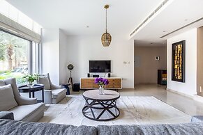 Spectacular 2BR in Upscale Burj Khalifa District