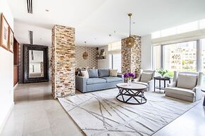 Spectacular 2BR in Upscale Burj Khalifa District