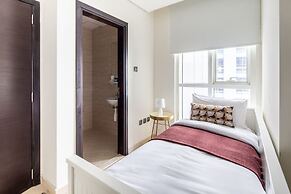 Regal & Modern 2BR With Study in Downtown Dubai - Sleeps 5!
